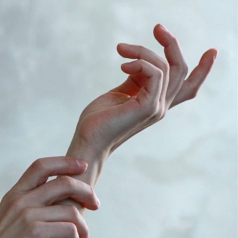 ¿Cuáles son las causas, los síntomas y el tratamiento de la aparición de un bulto en la mano?